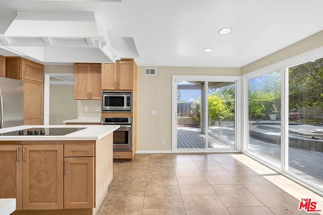 3 bed, 2.0 bath, 2063 sqft, $6,500 — Photo 4