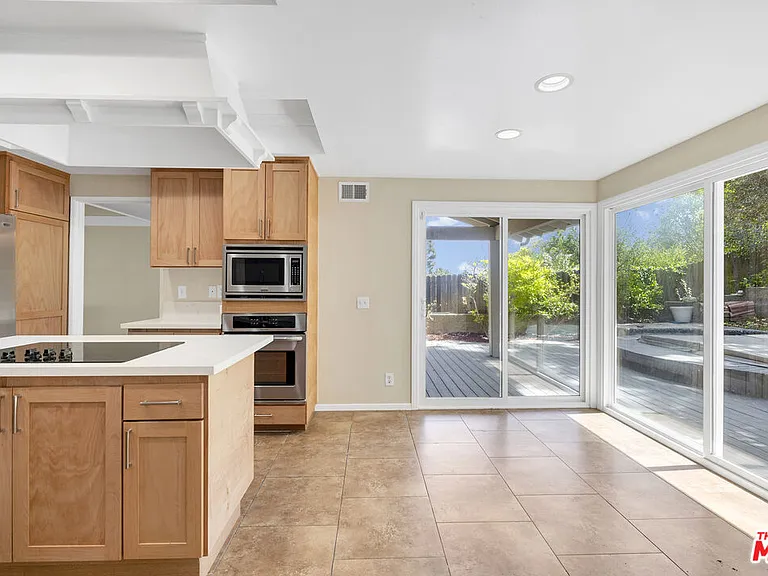 26572 Academy Dr — Photo 4