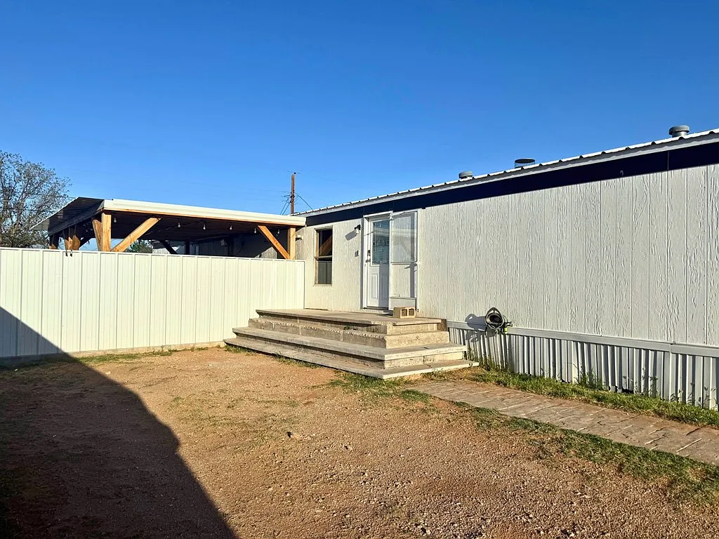3 bed, 2.0 bath, 1300 sqft, $1,600 — Photo 2