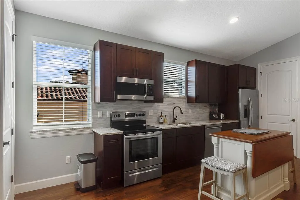 3 bed, 2.0 bath, 1450 sqft, $3,000 — Photo 4