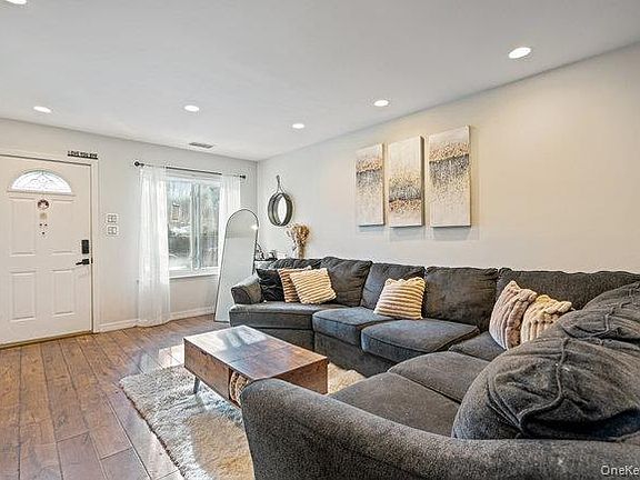 3rd image of 412 Clubhouse Ct