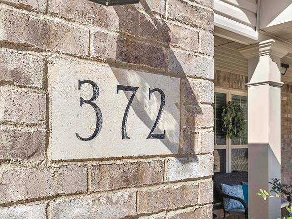 4th image of 372 Willow Bank Cir