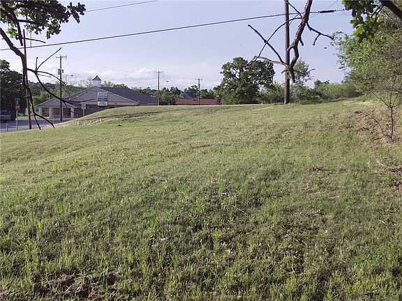3rd image of 704 N Oak Ave