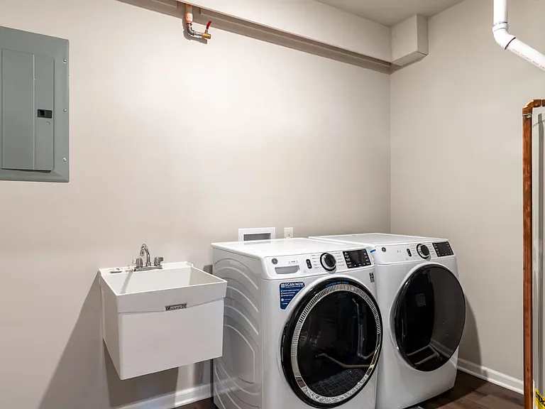 Barrington Square Luxury Apartments — Photo 30