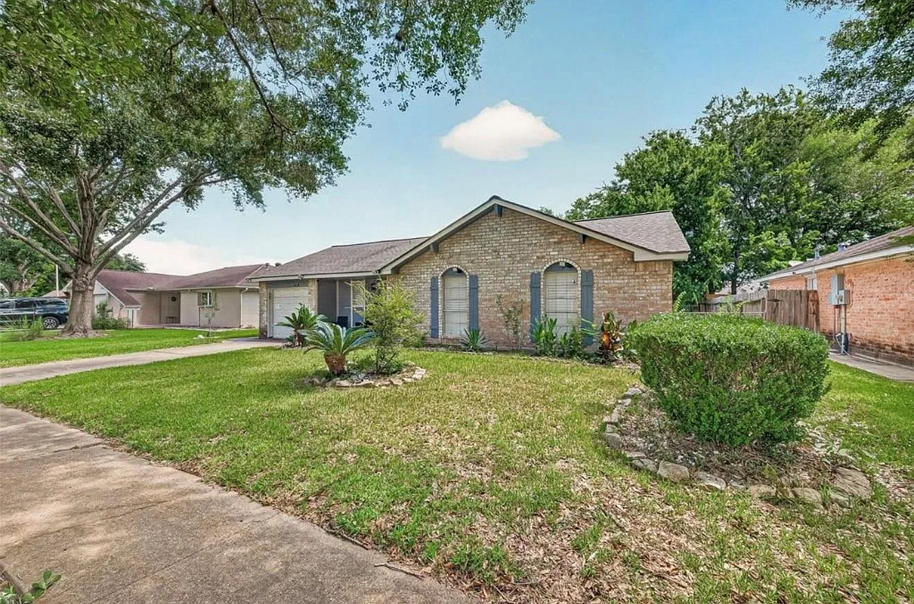 5 bed, 2.5 bath, 1556 sqft, $2,400 — Photo 3