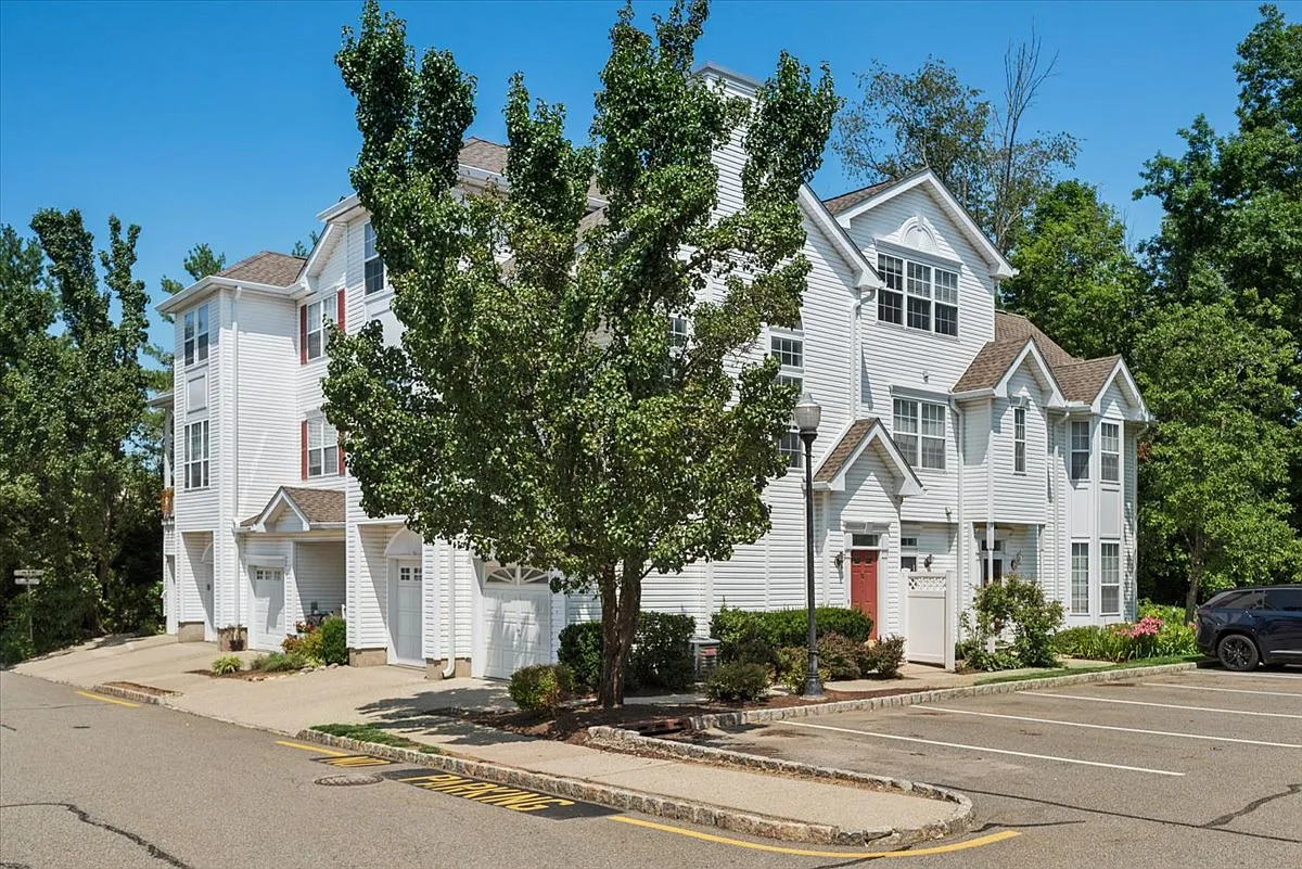 2 bed, 2.5 bath, 1700 sqft, $3,600 — Photo 3