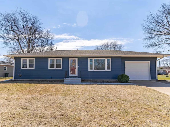 225 Oregon Rd, Cedar Falls, IA 50613
