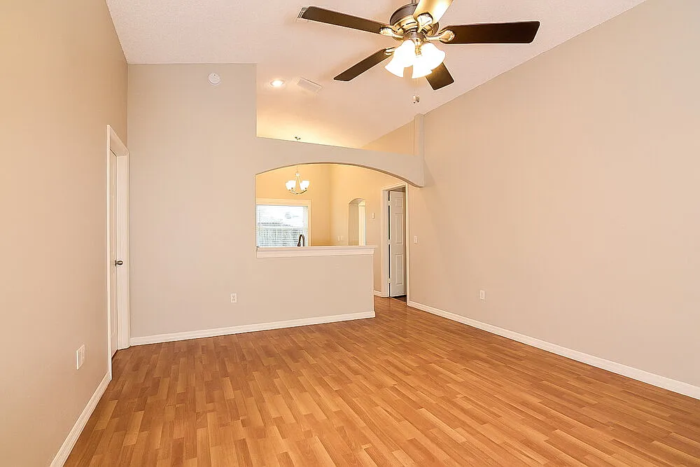 3 bed, 2.0 bath, 1213 sqft, $1,930 — Photo 2