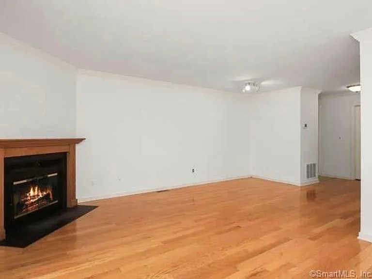 3 Oakwood Ave — Photo 2