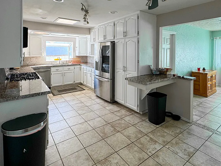 1237 Elsinor Ave — Photo 3