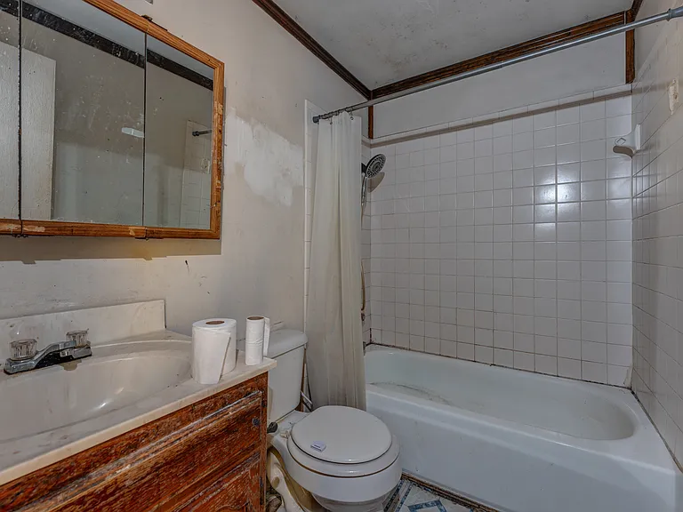 121 E Pecan St — Photo 20
