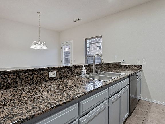 4th image of 3000 SW Windrift Ave #1