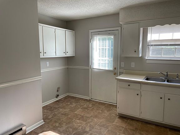 Kitchen w/washer & dryer hookups