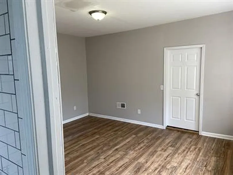 1055 S Plymouth Ave — Photo 3