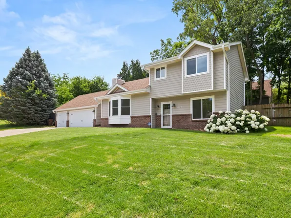 5121 Magnolia Dr, Pleasant Hill, IA 50327