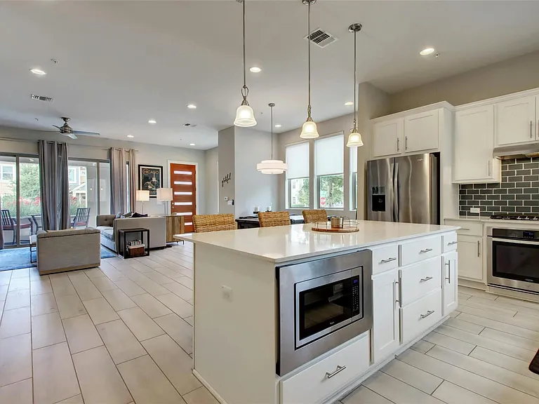 2114 Philomena St — Photo 16