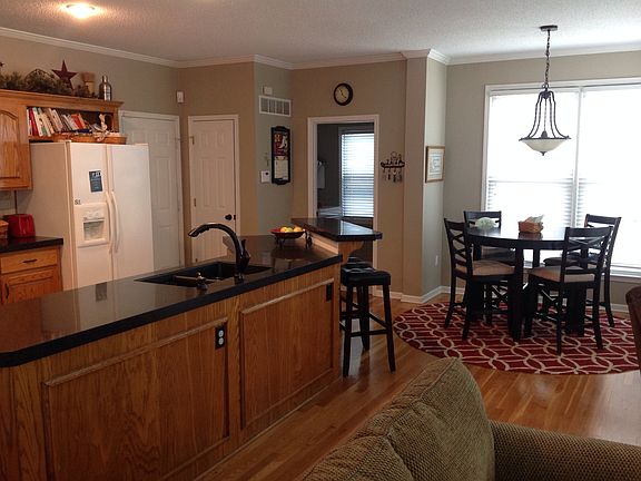 3rd image of 15208 Outlook St