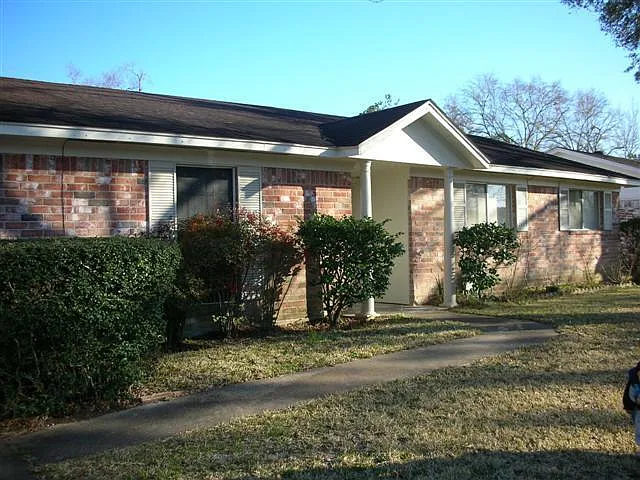 3 bed, 2.0 bath, 1220 sqft, $2,000 — Photo 1