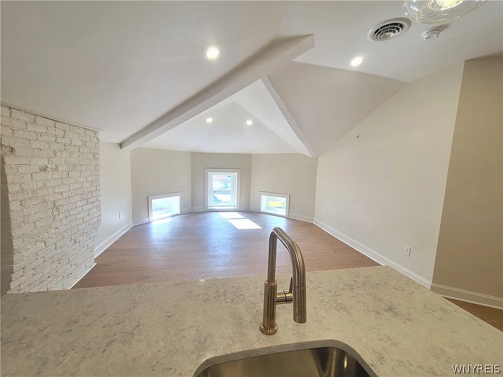 1 bed, 1.0 bath, 850 sqft, $1,800 — Photo 3