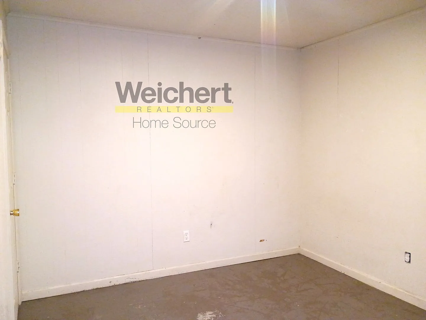Budget-Friendly 2 Bedroom Ready for Move-In — Photo 4
