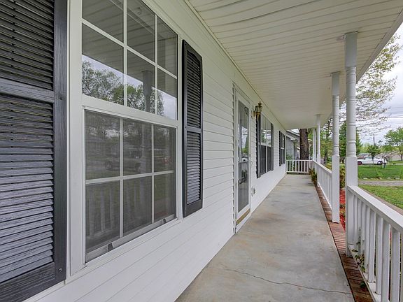 3rd image of 586 Garnet Dr