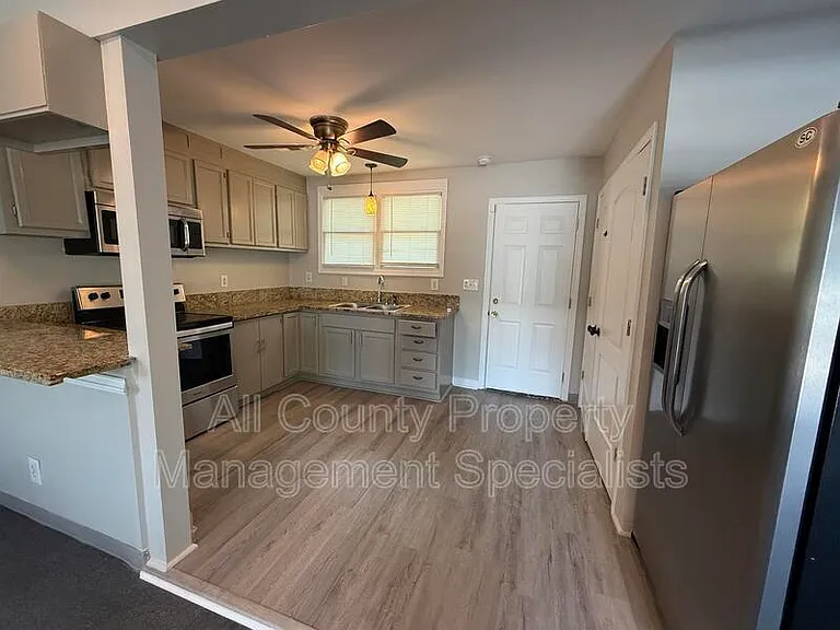 1301 Pineview Dr — Photo 3