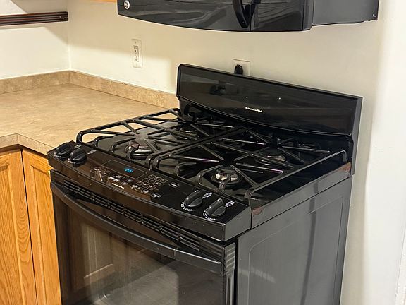 3rd image of 954 Beaconsfield Ave #1