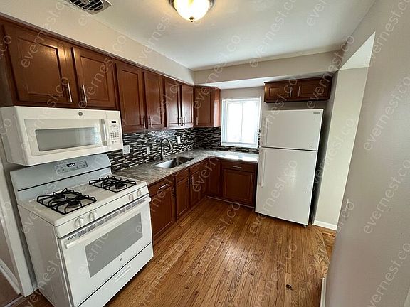 3rd image of 12884 Woodbine