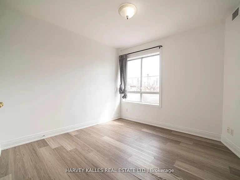 409 College St #6 — Photo 8