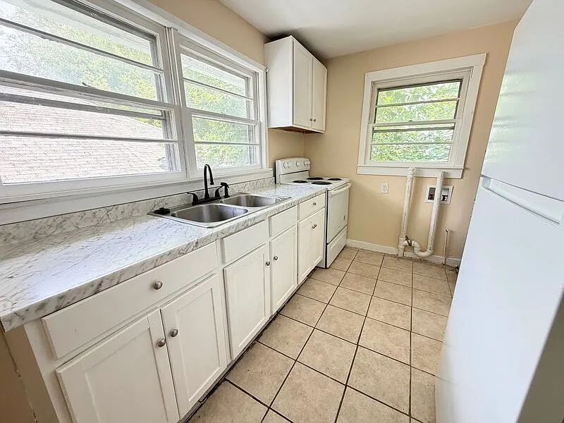 3 bed, 1.0 bath, 1140 sqft, $1,200 — Photo 3