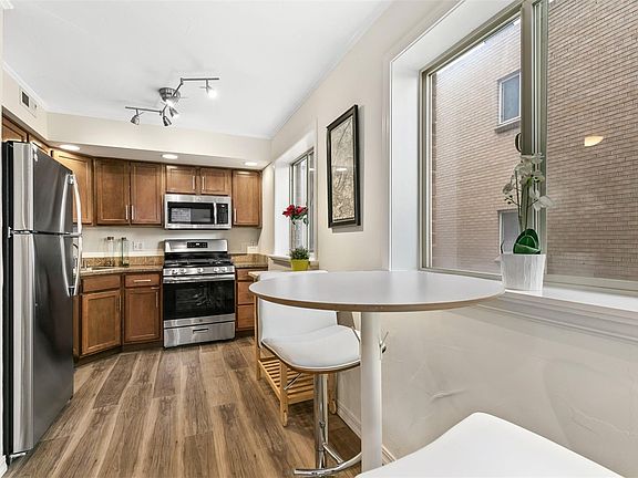 5th image of 1421 N Pearl St #1