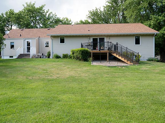 3rd image of 223 E Oak St