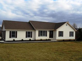 1 Deer Ridge Ln, Carlisle, PA 17015