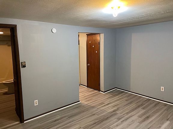 4th image of 238-242 W Elm St #238