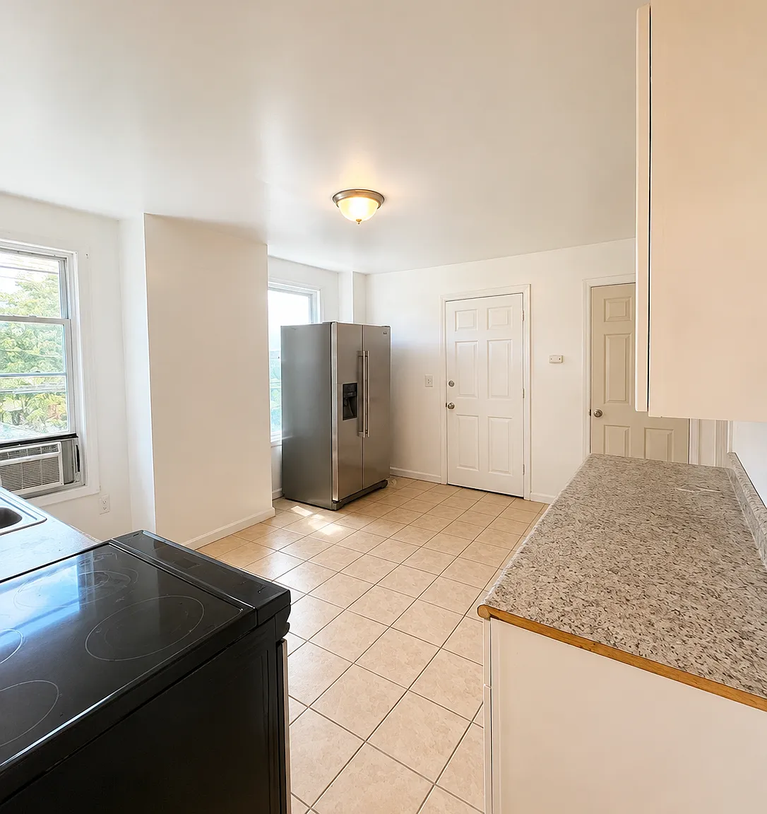 3 bed, 798 sqft, $1,390 — Photo 2
