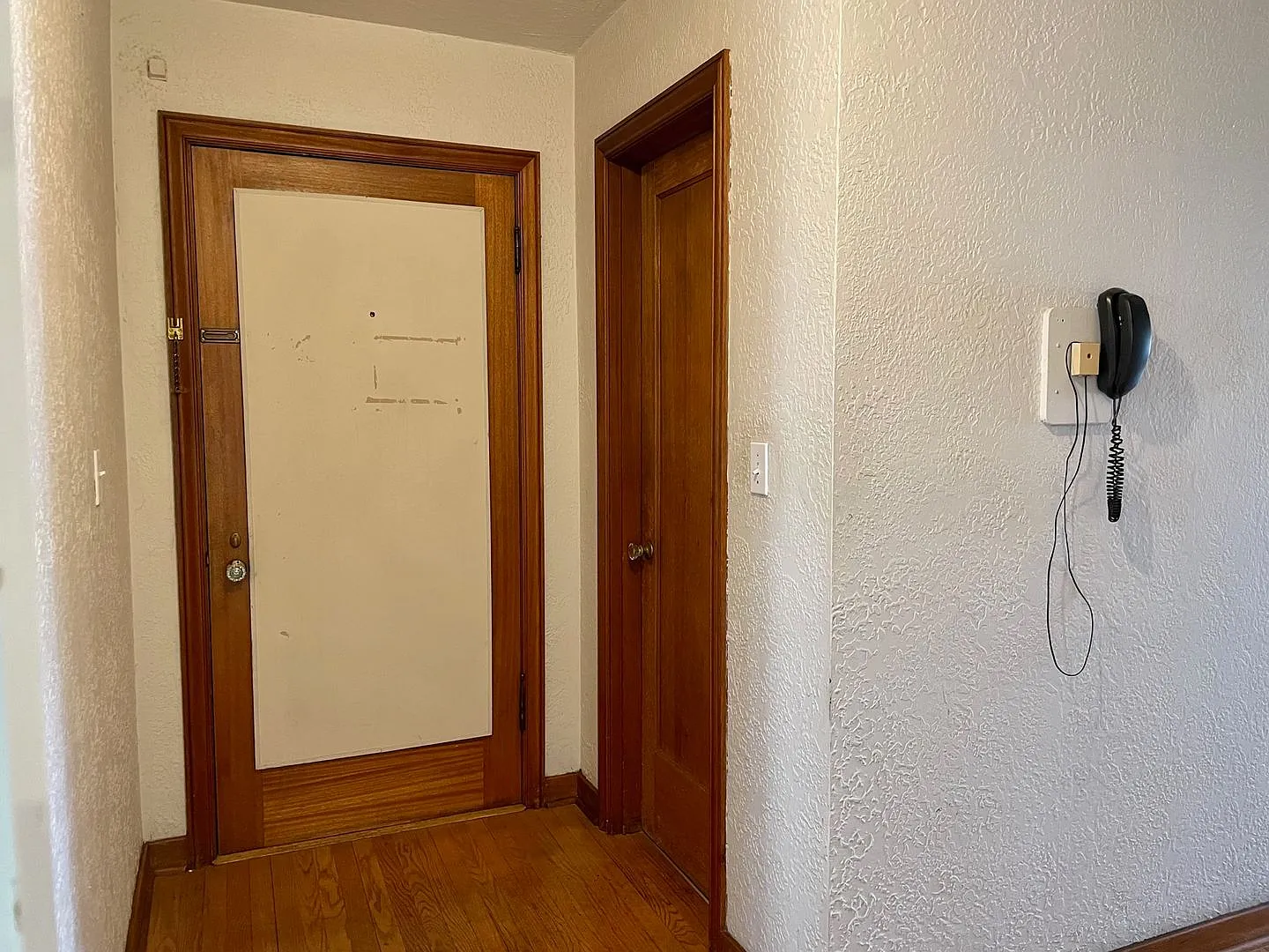 Spacious 2 Bed 1 Bath Condo in University of Washington District. — Photo 3