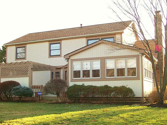 16x15 3 season room w/skylights,deck w/hot tub.