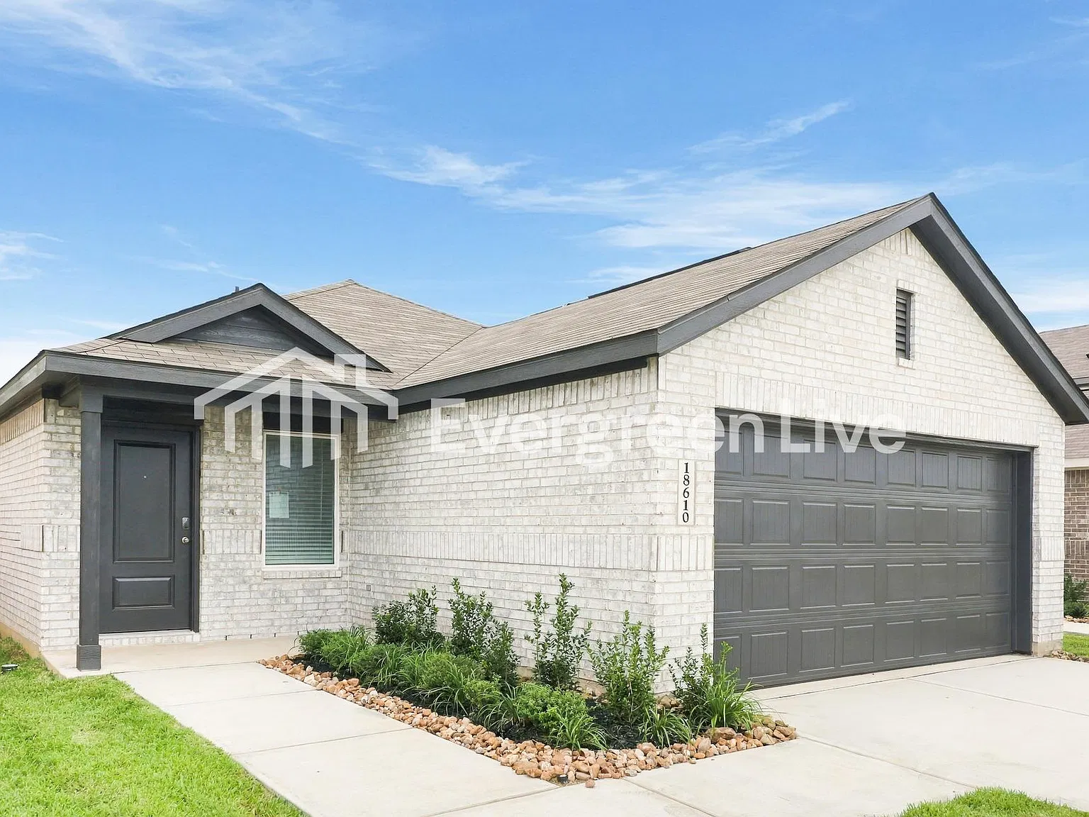 4 bed, 2.0 bath, 1656 sqft, $1,800 — Photo 1