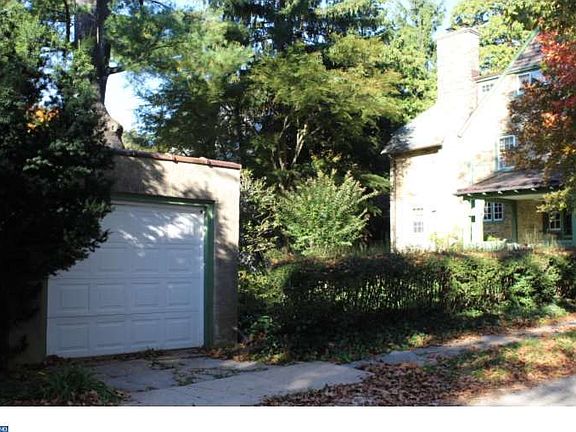 3rd image of 220 W Allens Ln