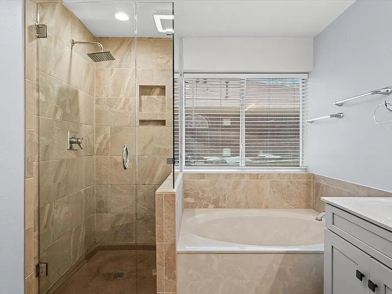 910 Markham Ln — Photo 19
