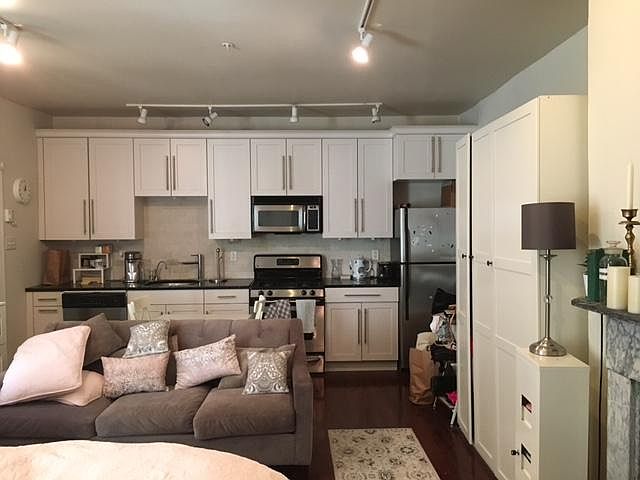 Beautiful Kitchen , plenty of cooking space