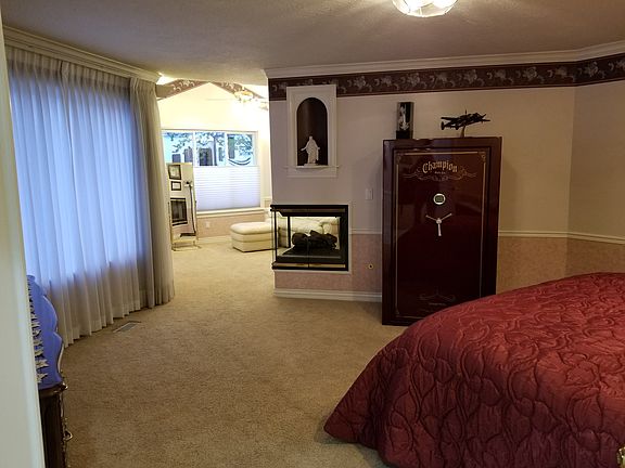 Master suite into sitting rm