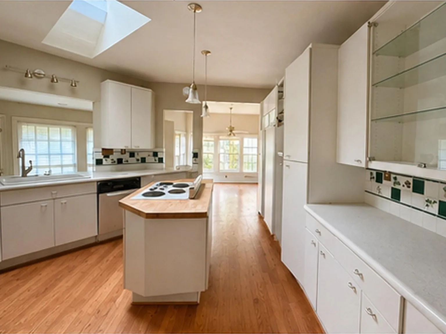 3 bed, 2.0 bath, 3100 sqft, $2,250 — Photo 3