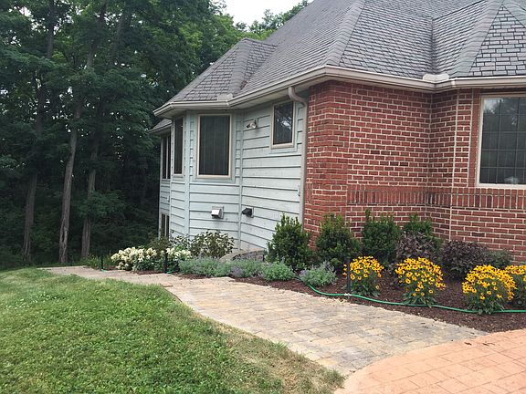 4th image of 1086 S Ash St