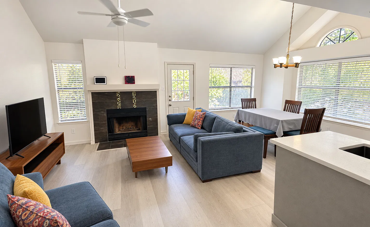 3 bed, 2.5 bath, 1400 sqft, $1,998 — Photo 4