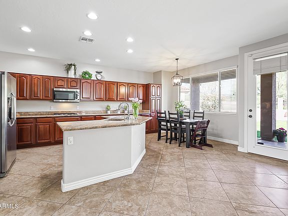4th image of 2408 W SPUR Drive