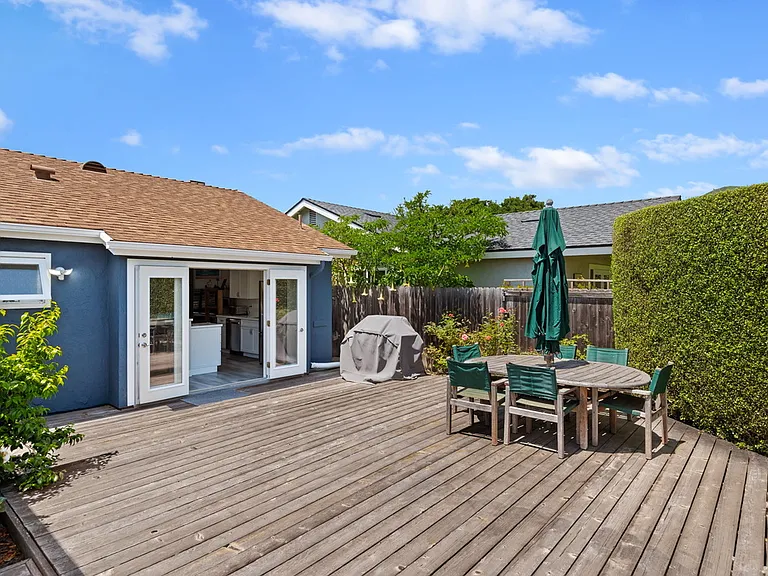 1425 Carnation Pl — Photo 3