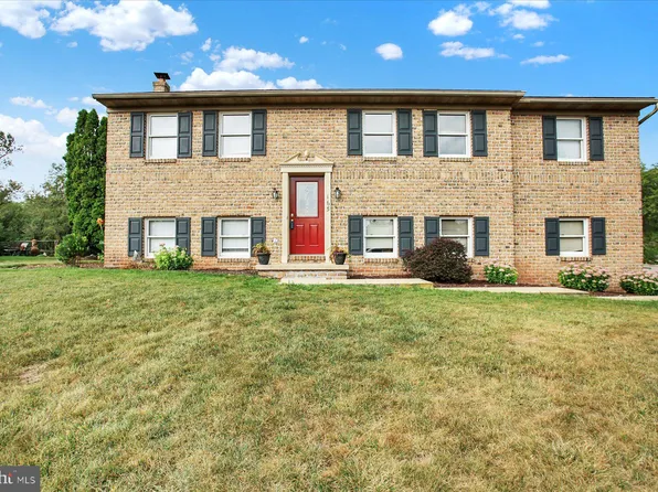 165 Country Dr, Denver, PA 17517