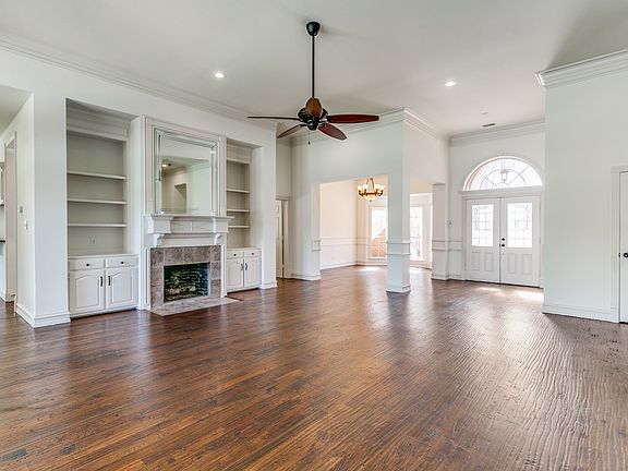 5th image of 1015 Brazos Dr