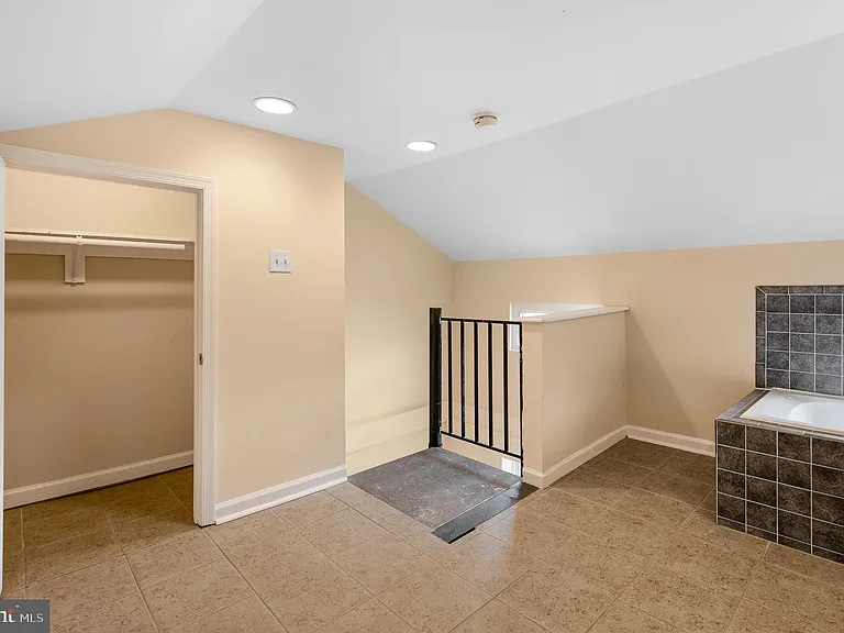 1123 W Lombard St — Photo 35
